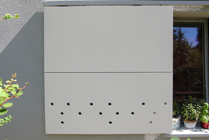 Alu-Rahmen mit aufgeklebten Rockpanel naturalFaserplatten von 10 mm und horizontalem Stoss
Oberflächenbehandlung: 
Grundierung und 2x Deckfarbe gespritzt mit KEIM-Biofarbe 