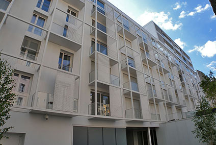 Duplex und Simplex Appartements konzipiert, mit Faltscheren-Anlagen und festen Läden.
