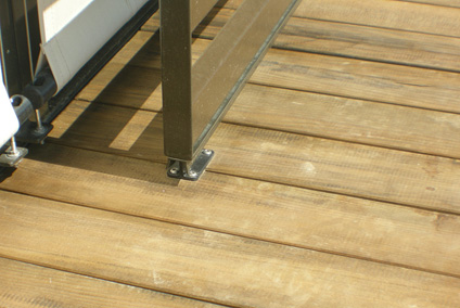 Schiebeläden mit horizontalen Holzlamellen und einer Durchsicht von 30 mm in einem umlaufenden Alu-Winkel-Rahmen
Oberflächenbehandlung: 
Dickschicht-Lasur dunkelbraun