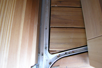 Holz-Schiebeläden aus Lärche mit festen Lamellen
Oberflächenbehandlung: 
SUNCARE / WOODCARE (5 Jahre Garantie) 