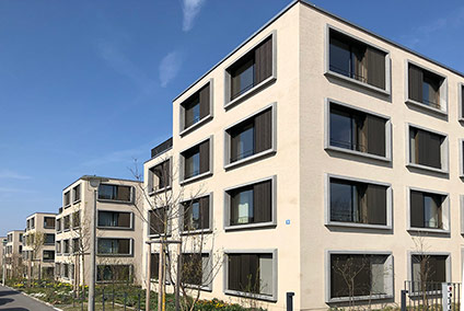 Alu-Rahmen SUN-MAX 15 mit vertikalen, festen Lamellen,
in COLINAL anodisiert