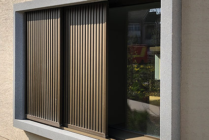 Cadre en alu SUN-MAX 15 avec des lamelles verticale fixes, avec une anodisation en COLINAL.