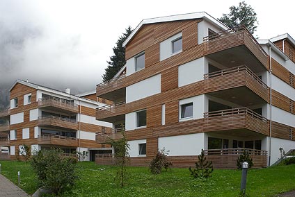 Schiebeläden aus Lärche mit festen, horizontalen Lamellen, aufgeschraubt auf einen Grundrahmen aus Alu
Oberflächenbehandlung:
Imprägniert gegen Pilzbefall